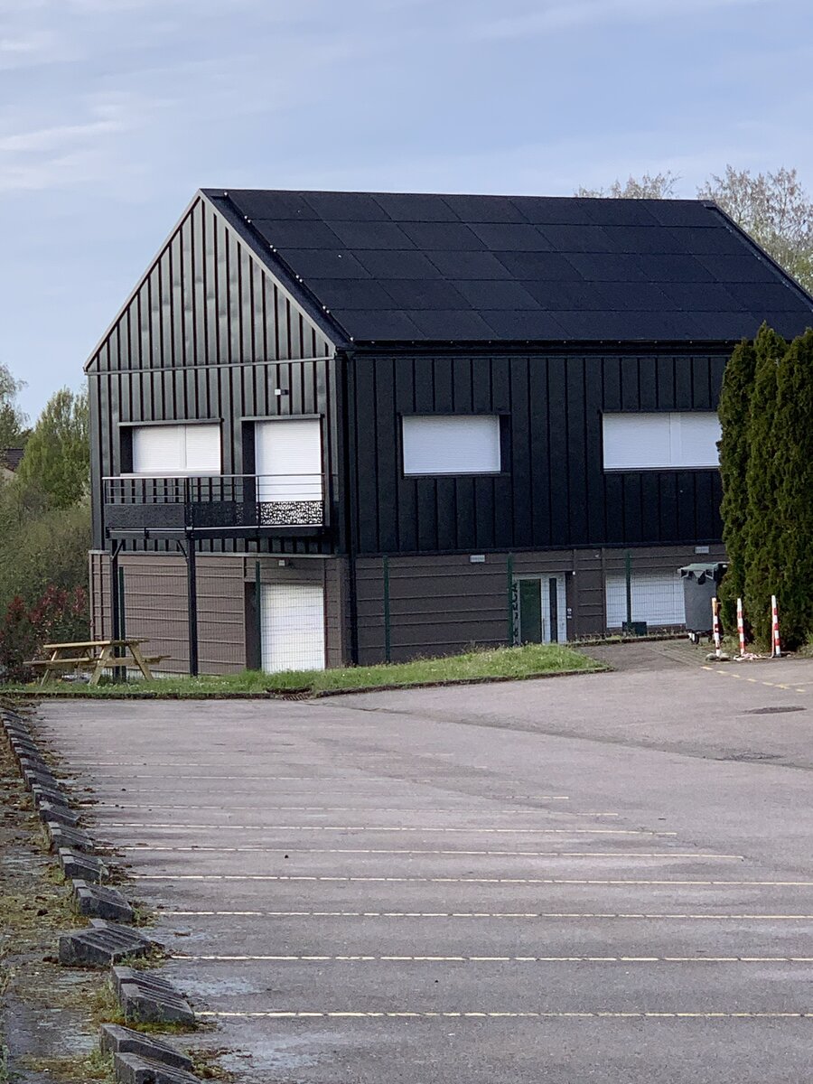 Centrale photovoltaïque en toiture industrielle réalisée par VEVS dans les Vosges